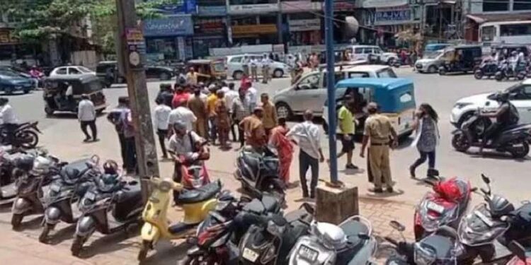 ಮಂಗಳೂರು : ರಸ್ತೆ ದಾಟುತ್ತಿದ್ದ ಮಹಿಳೆಗೆ ಖಾಸಗಿ ಬಸ್ ಡಿಕ್ಕಿ : ಮಹಿಳೆ ಸಾವು ; ಚಾಲಕ ಬಸ್ ಸಹಿತ ಪರಾರಿ..!!