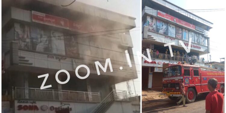 ಉಪ್ಪಿನಂಗಡಿ : ಬಟ್ಟೆ ಮಳಿಗೆ ‘ವಿವಾ ಫ್ಯಾಶನ್’ ನಲ್ಲಿ ಅಗ್ನಿ ಅವಘಡ : ಅಗ್ನಿಶಾಮಕದಳದಿಂದ ಕಾರ್ಯಾಚರಣೆ