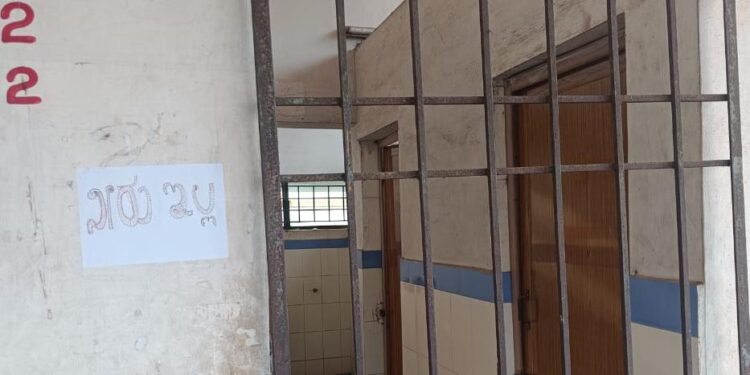 ವಿಟ್ಲ ಕೆ.ಎಸ್.ಆರ್.ಟಿ.ಸಿ ಅಧಿಕಾರಿಯ ಬೇಜವಾಬ್ದಾರಿ : ಬಸ್ ನಿಲ್ದಾಣ ಶೌಚಾಲಯದಲ್ಲೂ ನೀರಿಲ್ಲ..ಕುಡಿಯಲೂ ನೀರಿಲ್ಲ…!! ಬಾವಿ ಇದ್ದರೂ ಪಂಪ್ ಸರಿಯಿಲ್ಲ..ಅಧಿಕಾರಿ ಇದ್ದರೂ ಕರ್ತವ್ಯ ಮಾಡ್ತಿಲ್ಲ.!!