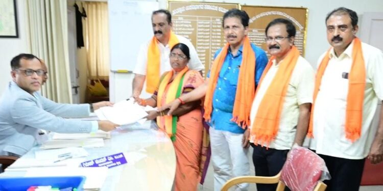 ಪುತ್ತೂರು : ಬಿಜೆಪಿ ಅಭ್ಯರ್ಥಿ ಆಶಾ ತಿಮ್ಮಪ್ಪ ಗೌಡ ನಾಮಪತ್ರ ಸಲ್ಲಿಕೆ