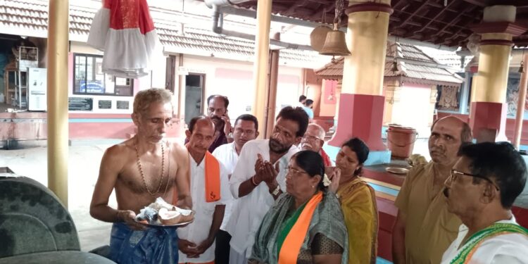 ಕೈಯೂರು ಶ್ರೀ ದುರ್ಗಾಪರಮೇಶ್ವರಿ ದೇವಸ್ಥಾನಕ್ಕೆ ಬಿಜೆಪಿ ಅಭ್ಯರ್ಥಿ ಆಶಾ ತಿಮ್ಮಪ್ಪ ಗೌಡ ಭೇಟಿ