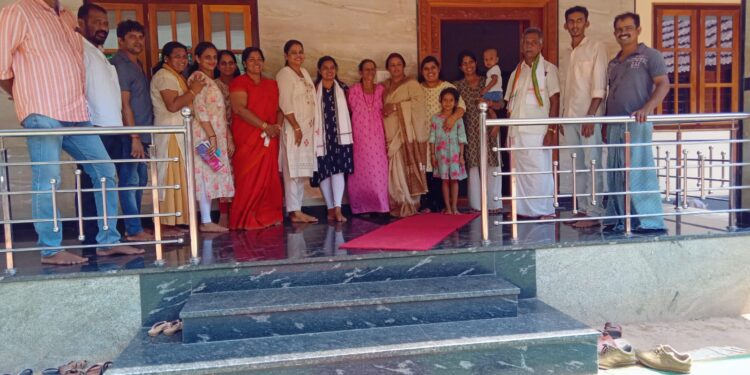 ಕಾಲಿಗೆ ಚಕ್ರಕಟ್ಟಿ ಫೀಲ್ಡಿಗಿಳಿದ ಅಶೋಕ್ ರೈ ಪತ್ನಿ : ಸದ್ದಿಲ್ಲದೆ ನಡೆಯುತ್ತಿದೆ ಮನೆ ಮನೆ ಭೇಟಿ