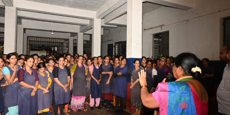 ವಿಟ್ಲ : ಶ್ರೀ ವೆಂಕಟೇಶ್ವರ ಪ್ರೊಸೆಸರ್ ಗೇರು ಬೀಜ ಫ್ಯಾಕ್ಟರಿಗೆ ಬಿಜೆಪಿ ಅಭ್ಯರ್ಥಿ ಆಶಾ ತಿಮ್ಮಪ್ಪ ಗೌಡ ಭೇಟಿ :  ಮತಯಾಚನೆ