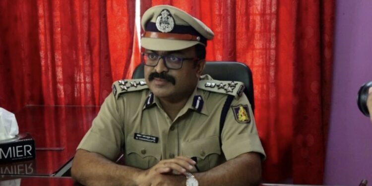 ಪಶ್ಚಿಮ ವಲಯದ ಐಜಿಪಿ ಡಾ. ಚಂದ್ರಗುಪ್ತ ವಿಟ್ಲ ಪೊಲೀಸ್ ಠಾಣೆಗೆ ಭೇಟಿ : ಗಡಿಭಾಗದ ತಪಾಸಣಾ ಕೇಂದ್ರ ಪರಿಶೀಲನೆ ; ಸಾರ್ವಜನಿಕರೊಂದಿಗೆ ಸಂವಾದ