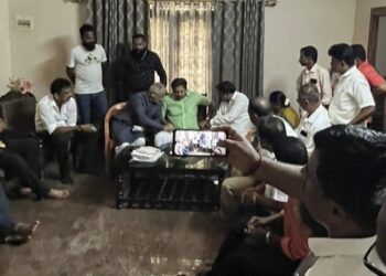 ಸಂಜೀವ ಮಠಂದೂರು ಮನೆಗೆ ಆಗಮಿಸಿದ ಬಿಜೆಪಿ ಮುಖಂಡರು : ನಾಯಕರ ವಿರುದ್ಧ ಆಕ್ರೋಶ ಹೊರ ಹಾಕಿದ ಕಾರ್ಯಕರ್ತರು..!!!