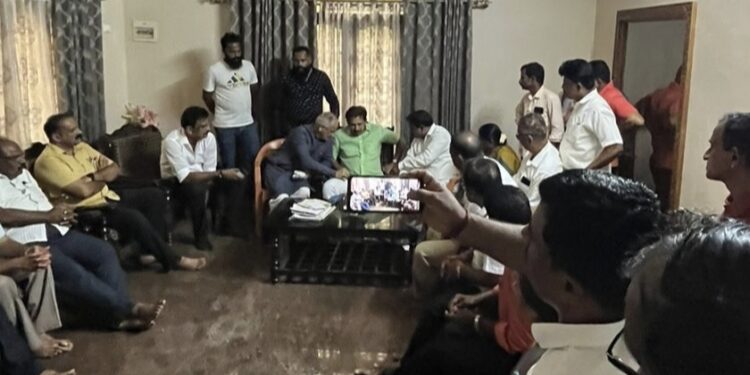 ಸಂಜೀವ ಮಠಂದೂರು ಮನೆಗೆ ಆಗಮಿಸಿದ ಬಿಜೆಪಿ ಮುಖಂಡರು : ನಾಯಕರ ವಿರುದ್ಧ ಆಕ್ರೋಶ ಹೊರ ಹಾಕಿದ ಕಾರ್ಯಕರ್ತರು..!!!