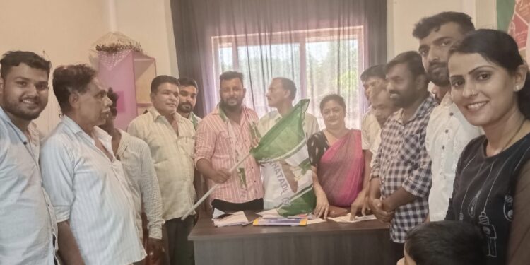 ಪುತ್ತೂರು : ಕಾಂಗ್ರೆಸ್ ಕಾರ್ಯಕರ್ತರು ಜೆಡಿಎಸ್ ಸೇರ್ಪಡೆ