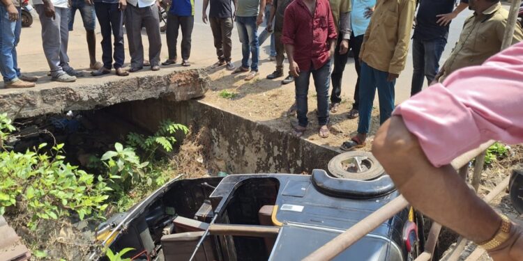 ಬೊಳುವಾರು : ನಿಯಂತ್ರಣ ತಪ್ಪಿ ಆಟೋ ರಿಕ್ಷಾ ಹಳ್ಳಕ್ಕೆ..!!!