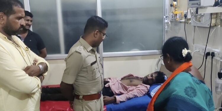 ಅಡ್ಡಹೊಳೆ : ಅಪರಿಚಿತ ತಂಡದಿಂದ ಆಟೋ ಚಾಲಕನ ಮೇಲೆ ಹಲ್ಲೆ : ಆಸ್ಪತ್ರೆಗೆ ಭೇಟಿ ನೀಡಿದ ಬಿಜೆಪಿ ಅಭ್ಯರ್ಥಿ ಆಶಾ ತಿಮ್ಮಪ್ಪ ಗೌಡ