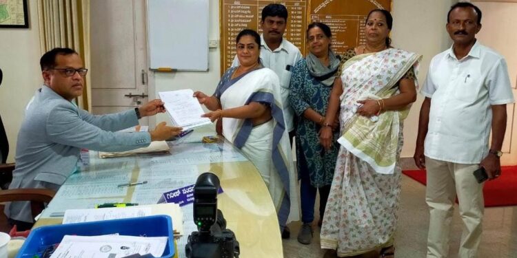 ಪುತ್ತೂರು : ಜೆಡಿಎಸ್ ಅಭ್ಯರ್ಥಿ ದಿವ್ಯಪ್ರಭಾ ಚಿಲ್ತಡ್ಕ ನಾಮಪತ್ರ ಸಲ್ಲಿಕೆ