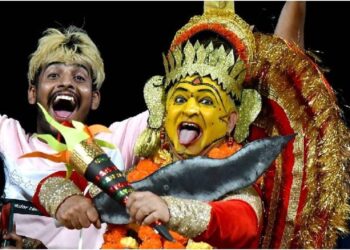 ‘ಕಾಂತಾರ’ ಪಂಜುರ್ಲಿ ದೈವದ ವೇಷ ಧರಿಸಿ ಆರ್.ಸಿ.ಬಿ ಪಂದ್ಯ ವೀಕ್ಷಿಸಿದ ಅಭಿಮಾನಿ : ಸಾಮಾಜಿಕ ಜಾಲತಾಣಗಳಲ್ಲಿ ವೈರಲ್ ; ಆಕ್ರೋಶ