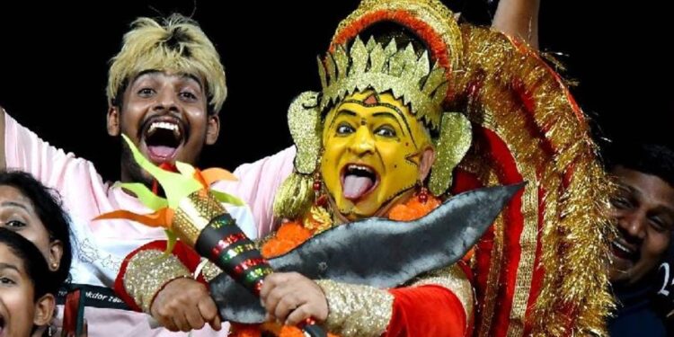 ‘ಕಾಂತಾರ’ ಪಂಜುರ್ಲಿ ದೈವದ ವೇಷ ಧರಿಸಿ ಆರ್.ಸಿ.ಬಿ ಪಂದ್ಯ ವೀಕ್ಷಿಸಿದ ಅಭಿಮಾನಿ : ಸಾಮಾಜಿಕ ಜಾಲತಾಣಗಳಲ್ಲಿ ವೈರಲ್ ; ಆಕ್ರೋಶ