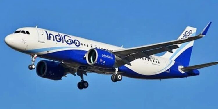 ಬೆಂಗಳೂರಿಗೆ ಆಗಮಿಸುತ್ತಿದ್ದ ವಿಮಾನದಲ್ಲಿ ಹುಚ್ಚಾಟ : ತುರ್ತು ನಿರ್ಗಮನ ದ್ವಾರ ತೆಗೆಯಲು ವ್ಯಕ್ತಿ ಪ್ರಯತ್ನ