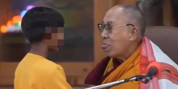 ಅಪ್ರಾಪ್ತನ ತುಟಿಗೆ ಚುಂಬಿಸಿ ನಾಲಿಗೆ ನೆಕ್ಕುವಂತೆ ಹೇಳಿದ ದಲೈ ಲಾಮಾ : ಭಾರೀ ವಿವಾದ