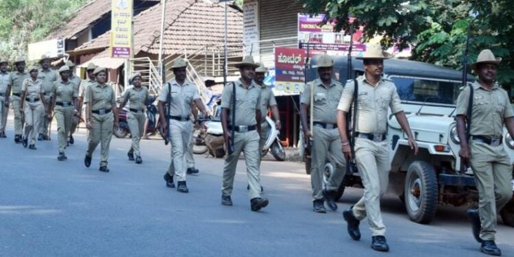 ವಿಟ್ಲ : ಪೇಟೆಯಲ್ಲಿ ಪೊಲೀಸ್ ಹಾಗೂ ಕೇಂದ್ರ ಪ್ಯಾರಾ ಮಿಲಿಟರಿ ಪೋರ್ಸ್ ನಿಂದ ಪಥ ಸಂಚಲನ