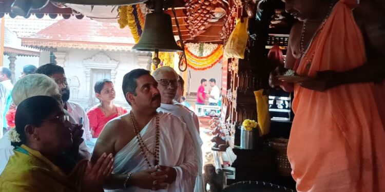 ಪುತ್ತೂರು ಮಹಾಲಿಂಗೇಶ್ವರ ದೇವಸ್ಥಾನದಲ್ಲಿ ಬಿಜೆಪಿ ಅಭ್ಯರ್ಥಿ ಆಶಾ ತಿಮ್ಮಪ್ಪ ಗೌಡ ಅವರಿಂದ ಪ್ರಾರ್ಥನೆ