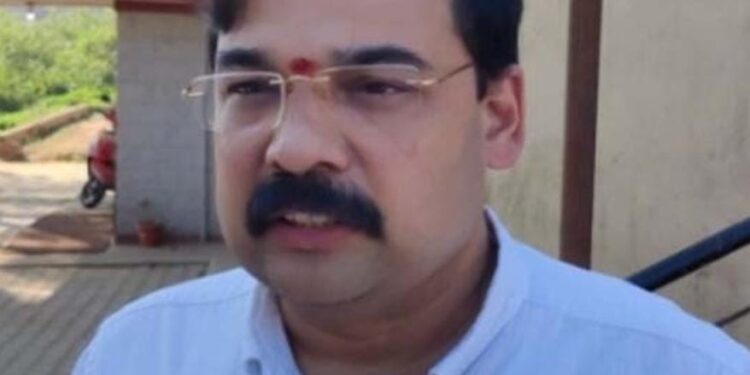 ಕೊಡಗು : ವಿ.ಹಿಂ.ಪ. ಜಿಲ್ಲಾಧ್ಯಕ್ಷರ ಕಾರಿನ ಮೇಲೆ ಗುಂಡಿನ ದಾಳಿ..!!