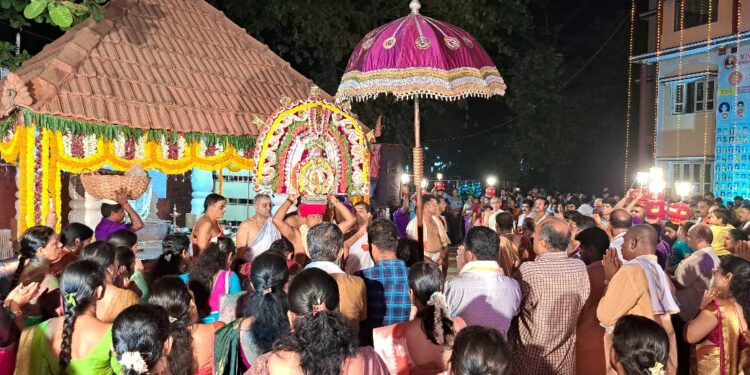 ತೆಂಕಿಲ: ವಿವೇಕಾನಂದ ಆಂಗ್ಲ ಮಾಧ್ಯಮ ಶಾಲೆ ವಠಾರದಲ್ಲಿ ಪುತ್ತೂರು ಮಹಾತೋಭಾರ ಶ್ರೀ ಮಹಾಲಿಂಗೇಶ್ವರ ದೇವರ ಪೇಟೆ ಸವಾರಿ ಪ್ರಯುಕ್ತ ಸಾಂಸ್ಕೃತಿಕ ಕಾರ್ಯಕ್ರಮ