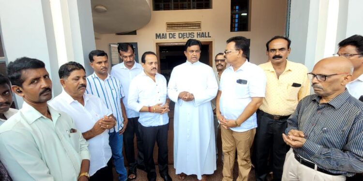 ಪುತ್ತೂರು ಮಾಯಿ ದೇ ದೇವುಸ್‌ ಚರ್ಚ್‌ಗೆ ಕಾಂಗ್ರೆಸ್‌ ಅಭ್ಯರ್ಥಿ ಅಶೋಕ್ ಕುಮಾರ್ ರೈ ಭೇಟಿ