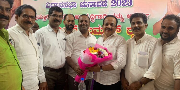 ಪುತ್ತೂರು : ಕಾಂಗ್ರೆಸ್ ಅಭ್ಯರ್ಥಿ ಅಶೋಕ್ ರೈ ರನ್ನು ಭೇಟಿಯಾಗಿ ಶುಭ ಹಾರೈಸಿದ ಶಾಸಕ ಖಾದರ್