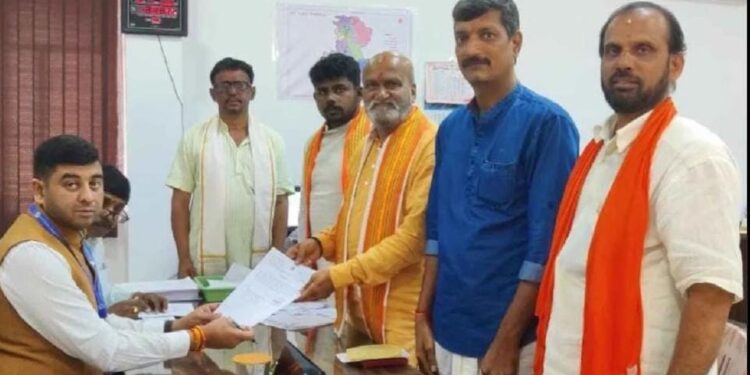 ನಾಮಪತ್ರ ಸಲ್ಲಿಸಿದ ಪ್ರಮೋದ್ ಮುತಾಲಿಕ್ : ಆಸ್ತಿಗಿಂತ ಪೊಲೀಸ್ ಕೇಸ್ ಗಳೇ ಜಾಸ್ತಿ..!!!