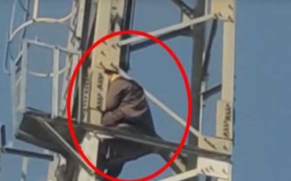 ಚುನಾವಣೆಗೆ ಟಿಕೆಟ್ ನೀಡುವಂತೆ ಮೊಬೈಲ್ ಟವರ್ ಏರಿ ಕುಳಿತ ವ್ಯಕ್ತಿ.!!!