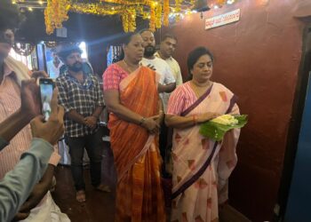 ಪುತ್ತೂರು : ಶ್ರೀ ಮಹಾಲಕ್ಷ್ಮೀ ದೇವಸ್ಥಾನ ಲಕ್ಷ್ಮೀ ದೇವಿ ಬೆಟ್ಟಕ್ಕೆ ಜೆಡಿಎಸ್ ಅಭ್ಯರ್ಥಿ ದಿವ್ಯಪ್ರಭಾ ಗೌಡ ಚಿಲ್ತಡ್ಕ ಭೇಟಿ