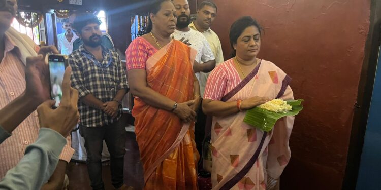 ಪುತ್ತೂರು : ಶ್ರೀ ಮಹಾಲಕ್ಷ್ಮೀ ದೇವಸ್ಥಾನ ಲಕ್ಷ್ಮೀ ದೇವಿ ಬೆಟ್ಟಕ್ಕೆ ಜೆಡಿಎಸ್ ಅಭ್ಯರ್ಥಿ ದಿವ್ಯಪ್ರಭಾ ಗೌಡ ಚಿಲ್ತಡ್ಕ ಭೇಟಿ