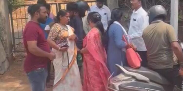 ಮರೀಲ್ : ದ್ವಿಚಕ್ರ ವಾಹನ ಸ್ಕಿಡ್ ಆಗಿ ಗಾಯಗೊಂಡ ವ್ಯಕ್ತಿಯನ್ನು ಆಸ್ಪತ್ರೆಗೆ ದಾಖಲಿಸಿದ ಜೆಡಿಎಸ್ ಅಭ್ಯರ್ಥಿ ದಿವ್ಯಪ್ರಭಾ ಚಿಲ್ತಡ್ಕ