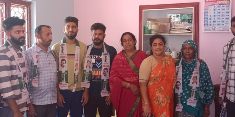 ಪಡುವನ್ನೂರು : ಜೆಡಿಎಸ್ ಅಭ್ಯರ್ಥಿ ದಿವ್ಯಪ್ರಭಾ ಗೌಡ ನೇತೃತ್ವದಲ್ಲಿ ಕಾಂಗ್ರೆಸ್ ಕಾರ್ಯಕರ್ತರು ಜೆಡಿಎಸ್ ಸೇರ್ಪಡೆ