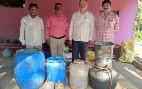 ಕಡಬ: ಅಕ್ರಮ ಕಳ್ಳ ಭಟ್ಟಿ ಸಾರಾಯಿ ಅಡ್ಡೆಗೆ ಪೊಲೀಸ್ ದಾಳಿ : ಆರೋಪಿಗಳು ಪರಾರಿ, ಪರಿಕರಗಳ ವಶಕ್ಕೆ