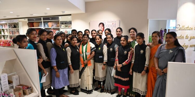 ಪುತ್ತೂರು : ವಿವಿಧ ಸಂಸ್ಥೆಗಳಿಗೆ ಬಿಜೆಪಿ ಅಭ್ಯರ್ಥಿ ಆಶಾ ತಿಮ್ಮಪ್ಪ ಗೌಡ ಭೇಟಿ : ಮತಯಾಚನೆ