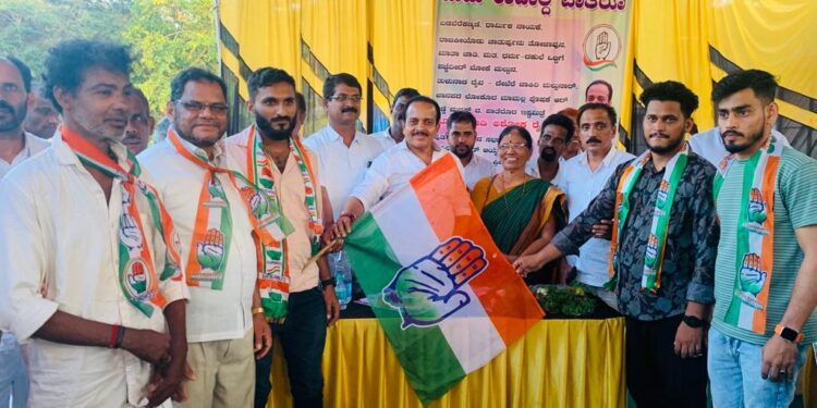 ವಿಟ್ಲ : ಒಕ್ಕೆತ್ತೂರಿನಲ್ಲಿ ಕಾಂಗ್ರೆಸ್ ಪ್ರಚಾರ ಸಭೆ : ಎಸ್.ಡಿ.ಪಿ.ಐ, ಬಿಜೆಪಿ, ಜೆಡಿಎಸ್ ಕಾರ್ಯಕರ್ತರು ಕಾಂಗ್ರೆಸ್ ಸೇರ್ಪಡೆ