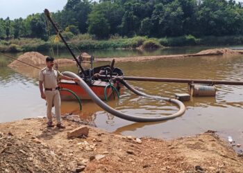 ಕಡಬ: ಕುಮಾರಧಾರ ನದಿಯಲ್ಲಿ ಮರಳುಗಾರಿಕೆ ಅಕ್ರಮ ಅಡ್ಡೆಗೆ ಪೊಲೀಸ್ ದಾಳಿ..!!!