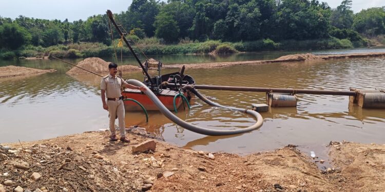 ಕಡಬ: ಕುಮಾರಧಾರ ನದಿಯಲ್ಲಿ ಮರಳುಗಾರಿಕೆ ಅಕ್ರಮ ಅಡ್ಡೆಗೆ ಪೊಲೀಸ್ ದಾಳಿ..!!!