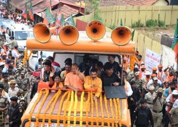 ಪುತ್ತೂರು: ಯೋಗಿ ಆದಿತ್ಯನಾಥ್ ರಿಂದ ಭರ್ಜರಿ ರೋಡ್ ಶೋ : ರಸ್ತೆಯ ಇಕ್ಕೆಲಗಳಲ್ಲಿ ಸಾಲು ಗಟ್ಟಿ ನಿಂತ ಜನತೆ