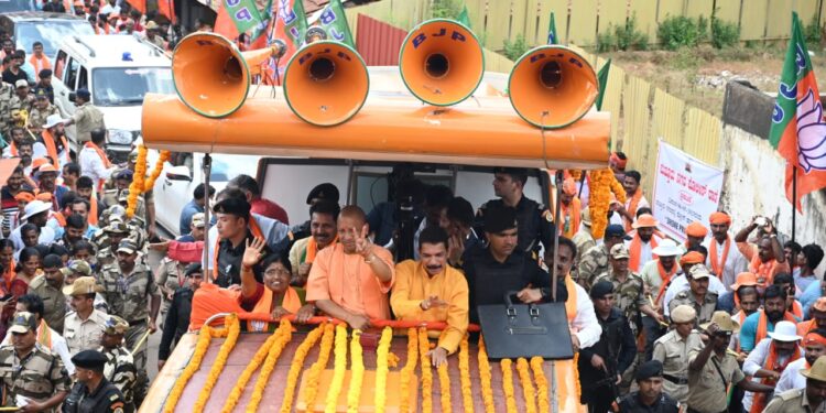 ಪುತ್ತೂರು: ಯೋಗಿ ಆದಿತ್ಯನಾಥ್ ರಿಂದ ಭರ್ಜರಿ ರೋಡ್ ಶೋ : ರಸ್ತೆಯ ಇಕ್ಕೆಲಗಳಲ್ಲಿ ಸಾಲು ಗಟ್ಟಿ ನಿಂತ ಜನತೆ