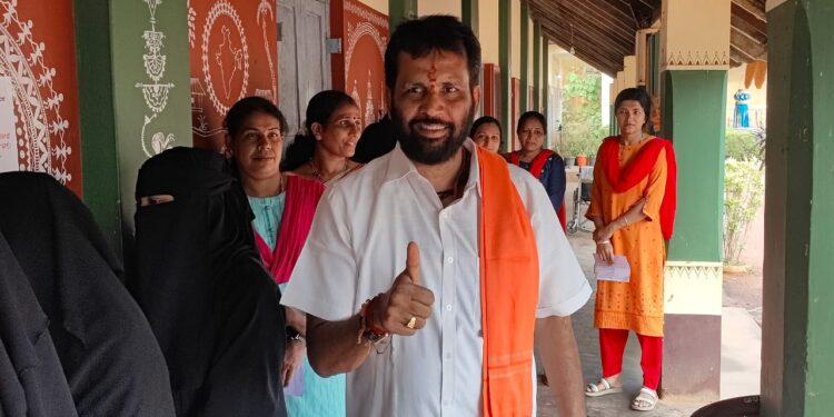 ಪುತ್ತೂರು : ಪಕ್ಷೇತರ ಅಭ್ಯರ್ಥಿ ಅರುಣ್ ಕುಮಾರ್ ಪುತ್ತಿಲ ರಿಂದ ಮತದಾನ