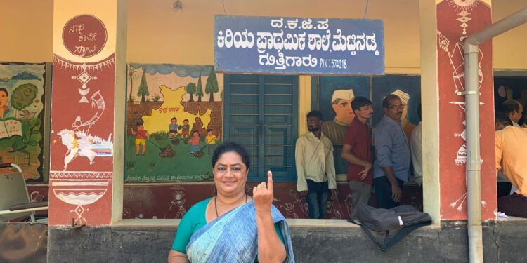 ಸುಳ್ಯ : ಪುತ್ತೂರು ಕ್ಷೇತ್ರದ ಜೆಡಿಎಸ್ ಅಭ್ಯರ್ಥಿ ದಿವ್ಯಪ್ರಭಾ ಗೌಡ ರಿಂದ ಮತದಾನ