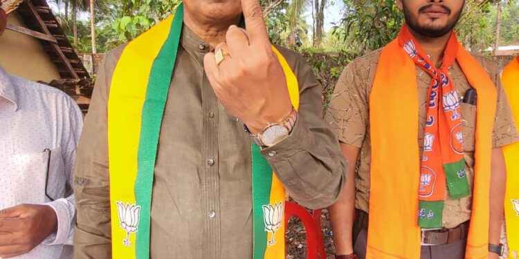 ಮತ ಚಲಾಯಿಸಿದ ಸಂಜೀವ ಮಠಂದೂರು