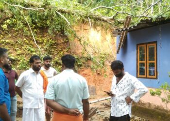 ಉಪ್ಪಿನಂಗಡಿ : ಮನೆಗೆ ಮರ ಬಿದ್ದು ಅಪಾರ ನಷ್ಟ : ಸ್ಥಳಕ್ಕೆ ಪಕ್ಷೇತರ ಅಭ್ಯರ್ಥಿ ಅರುಣ್ ಪುತ್ತಿಲ ಭೇಟಿ