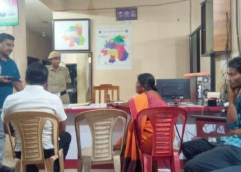 ಯುವತಿ ಜೊತೆ ಅಸಭ್ಯ ವರ್ತನೆ ಪ್ರಕರಣ: ಯುವತಿ ಮನೆಯವರಿಗೆ ಧೈರ್ಯ ತುಂಬಿದ ಆಶಾ ತಿಮ್ಮಪ್ಪ : ಆರೋಪಿಗಳ ಬಂಧನಕ್ಕೆ ಆಗ್ರಹ