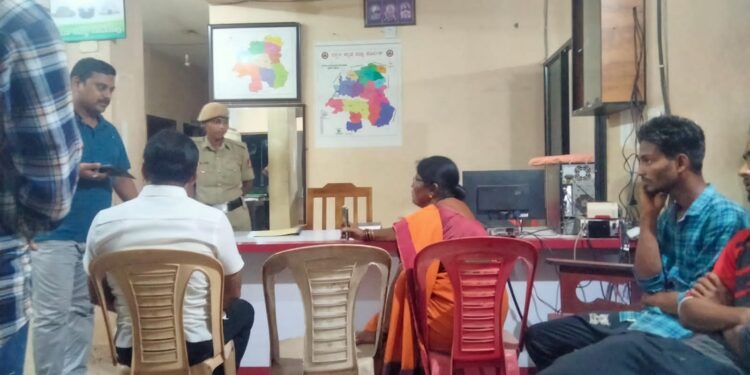 ಯುವತಿ ಜೊತೆ ಅಸಭ್ಯ ವರ್ತನೆ ಪ್ರಕರಣ: ಯುವತಿ ಮನೆಯವರಿಗೆ ಧೈರ್ಯ ತುಂಬಿದ ಆಶಾ ತಿಮ್ಮಪ್ಪ : ಆರೋಪಿಗಳ ಬಂಧನಕ್ಕೆ ಆಗ್ರಹ