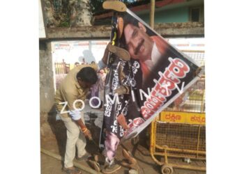 ಪುತ್ತೂರು : ಬಸ್ ನಿಲ್ದಾಣದ ಬಳಿ  ಅಳವಡಿಸಲಾಗಿದ್ದ ಬ್ಯಾನರ್ ತೆರವುಗೊಳಿಸಿದ ನಗರಸಭೆ..!!