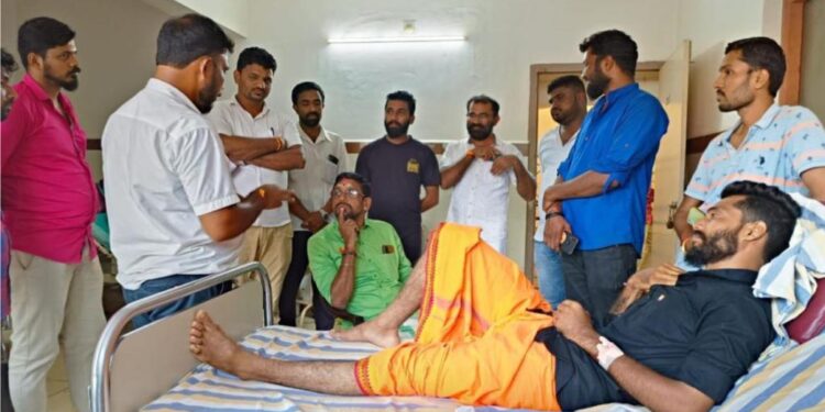 ಪುತ್ತೂರು : ಪೊಲೀಸ್ ದೌರ್ಜನ್ಯಕ್ಕೊಳಗಾದ ಕಾರ್ಯಕರ್ತರನ್ನು ಭೇಟಿಯಾದ ಕಾಸರಗೋಡು ಬಿಜೆಪಿ ಜಿಲ್ಲಾಧ್ಯಕ್ಷ ಕುಂಟಾರು ರವೀಶ ತಂತ್ರಿ