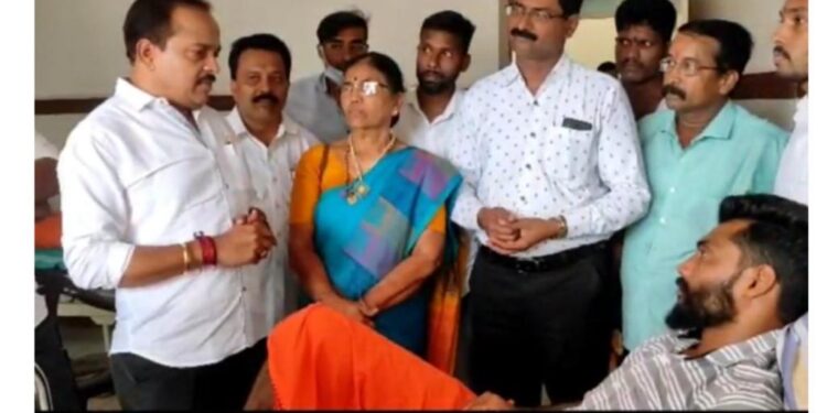 ಪುತ್ತೂರು : ಪೊಲೀಸ್ ದೌರ್ಜನ್ಯಕ್ಕೊಳಗಾದ ಕಾರ್ಯಕರ್ತರ ಆರೋಗ್ಯ ವಿಚಾರಿಸಿದ ಶಾಸಕ ಅಶೋಕ್ ರೈ