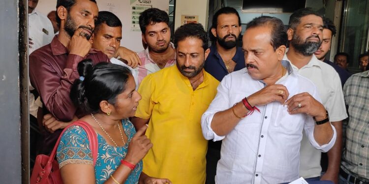 ಎನ್ಒಸಿ ಕೊಡಲು ಸಿಬ್ಬಂದಿ ಸತಾಯಿಸುತ್ತಿರುವ ಬಗ್ಗೆ ಮಹಿಳೆ ದೂರು : ಸಿಬ್ಬಂದಿಗೆ ಶಾಸಕರ ತರಾಟೆ