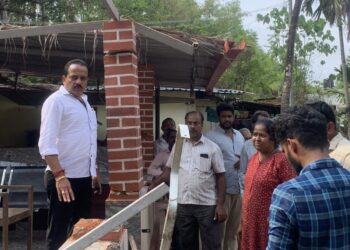 ವಿಟ್ಲ: ಮನೆಗೆ ಬಿದ್ದ ತೆಂಗಿನ ಮರ : ಸಂತ್ರಸ್ಥರ ಕುಟುಂಬಕ್ಕೆ ಭರವಸೆ ನೀಡಿದ ಅಶೋಕ್ ಕುಮಾರ್ ರೈ