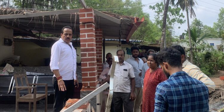 ವಿಟ್ಲ: ಮನೆಗೆ ಬಿದ್ದ ತೆಂಗಿನ ಮರ : ಸಂತ್ರಸ್ಥರ ಕುಟುಂಬಕ್ಕೆ ಭರವಸೆ ನೀಡಿದ ಅಶೋಕ್ ಕುಮಾರ್ ರೈ