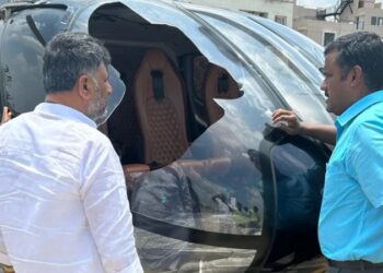 ಡಿಕೆ ಶಿವಕುಮಾರ್‌ ಪ್ರಯಾಣಿಸುತ್ತಿದ್ದ ಹೆಲಿಕಾಪ್ಟರ್‌ಗೆ ಹದ್ದು ಡಿಕ್ಕಿ : ಗಾಜು ಪುಡಿ ಪುಡಿ ; ತುರ್ತು ಭೂಸ್ಪರ್ಶ